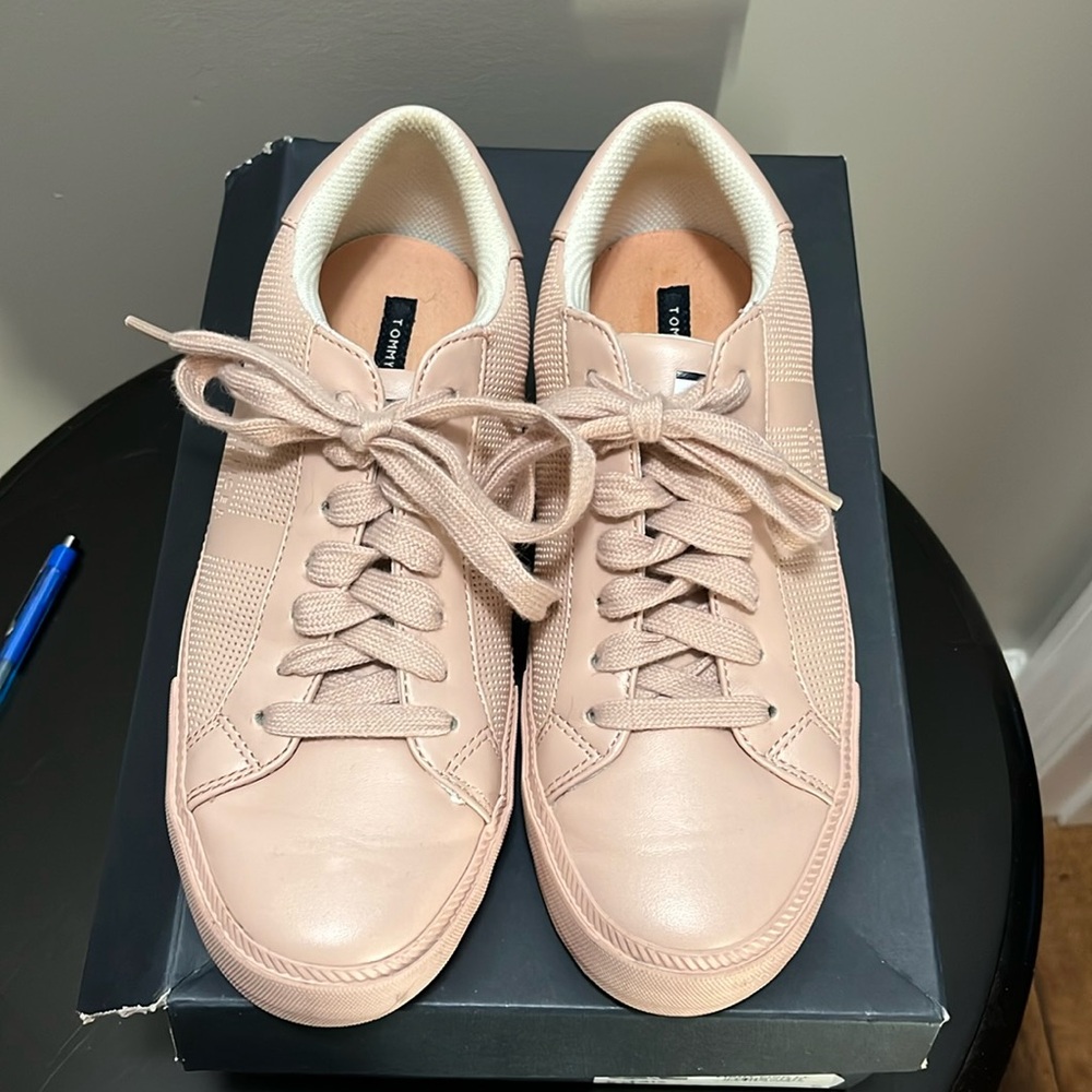 Women’s Tommy Hilfiger light pink sneakers size 8.